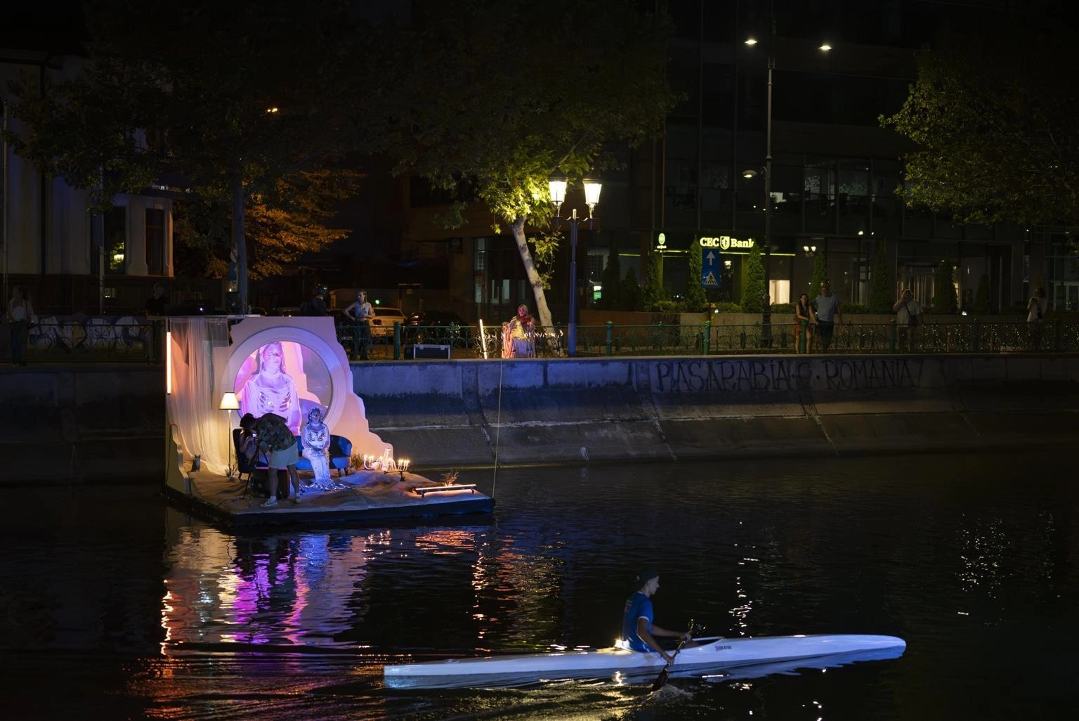 Night-time performance on the Dâmbovița River, with projections and kayaks
