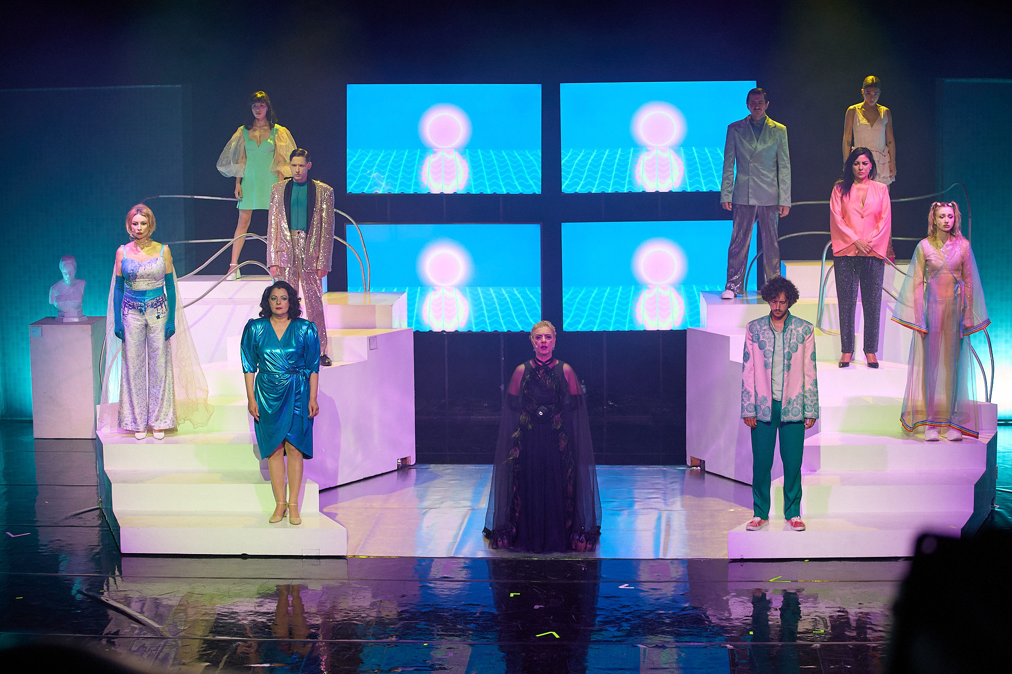 A performer in pink under concert lights in the Mamaia Festival production